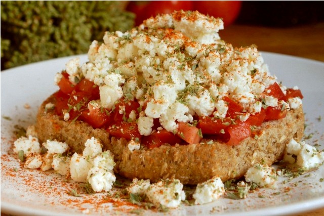 Greek food: Dakos salad